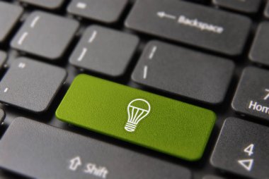Yeşil enerji ampul bilgisayar klavye