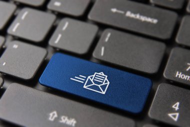 Yeni iş posta düğmesinin üstünde bilgisayar klavye