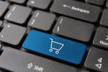 Online alışveriş at arabası düğme üstünde laptop klavye