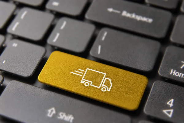 Быстрая доставка грузовиков концепция на ноутбуке ключ — стоковое фото