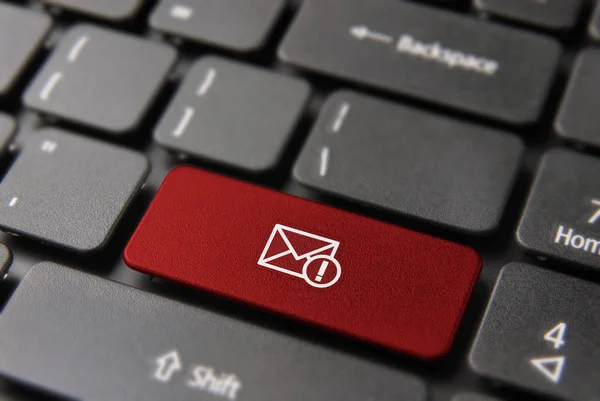 Alerta de correo electrónico para el nuevo mensaje en el teclado del ordenador —  Fotos de Stock