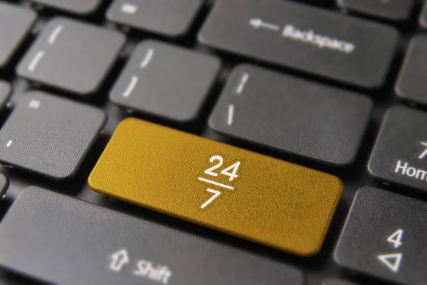 24/7 uur per dag online dienst in computer sleutelknop naast — Stockfoto