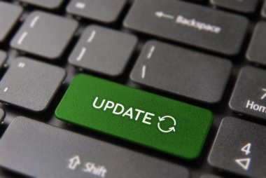 Internet yazılımı güncelleştirmek düğme üstünde laptop klavye