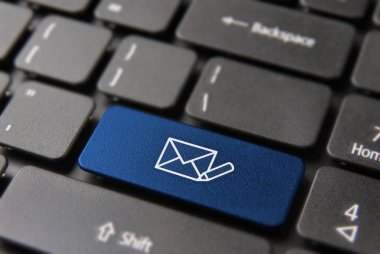 Yeni e-posta kavram bilgisayar düğmesini yazmak