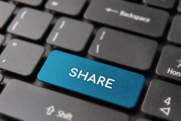 Compartilhar conteúdo nas mídias sociais no conceito de computador — Fotografia de Stock