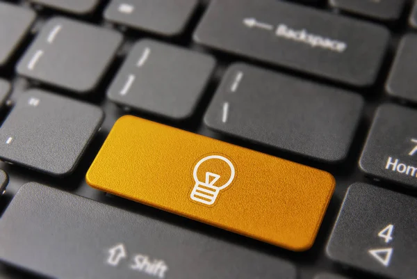 Idée d'entreprise ampoule touche sur le clavier de l'ordinateur — Photo