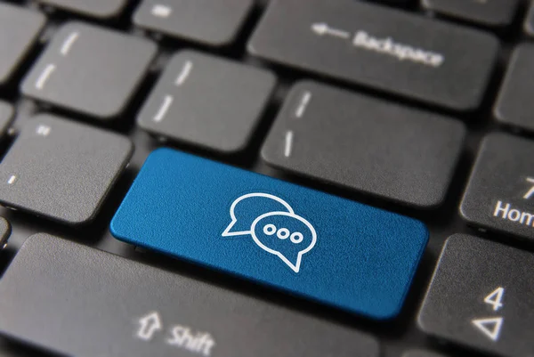 Botão de chat de mídia social online no teclado do laptop — Fotografia de Stock