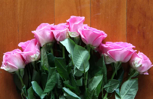 Rose su sfondo di legno — Foto Stock