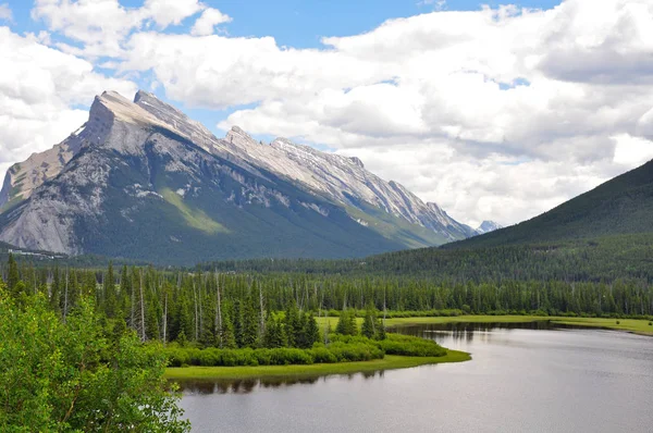 Monte Rundle em Alberta Canadá — Fotografia de Stock