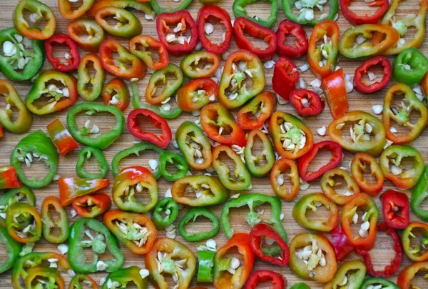 Fresh red and green sliced hot peppers — Stock Photo, Image