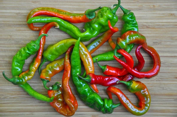 Fresh red and green sliced hot peppers — Stock Photo, Image