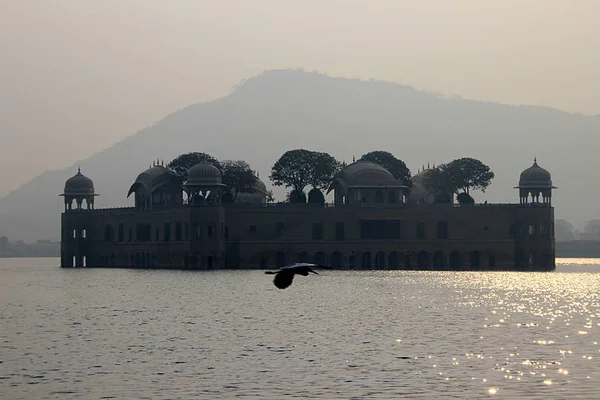 Дворец посреди озера — стоковое фото