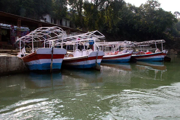 Bekleyen turistler tekneler, Bedaghat — Stok fotoğraf