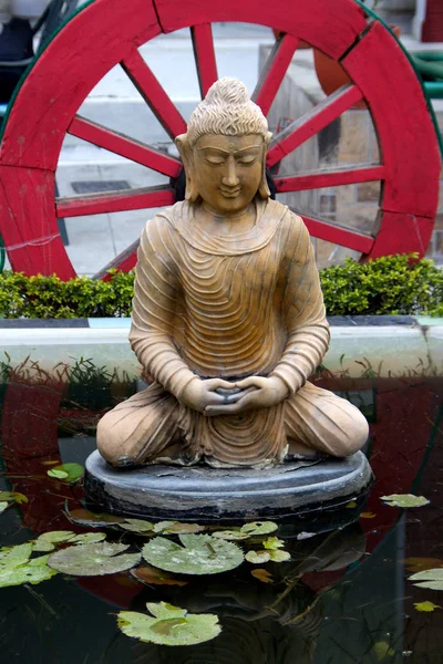 Standbeeld van Boeddha mediteren — Stockfoto