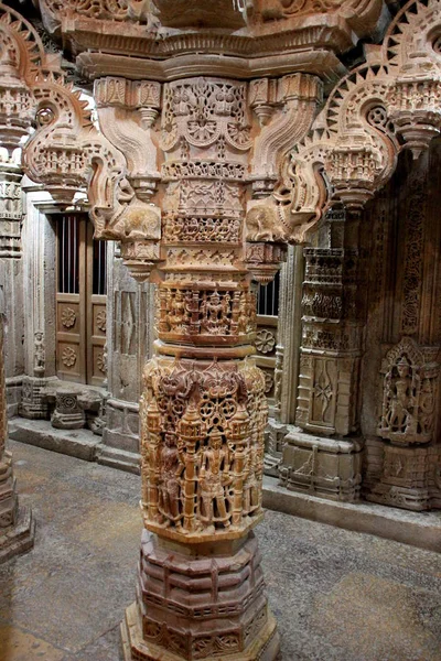 ジャイナ教寺院の彫刻柱 — ストック写真