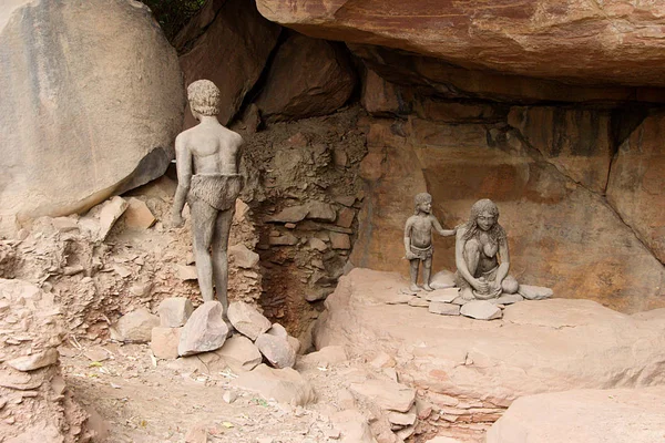 Пещерное обитание доисторической семьи — стоковое фото