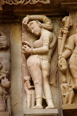 Bayan ve ayna, Khajuraho