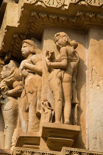 优雅的女士们的雕塑，Khajuraho — 图库照片