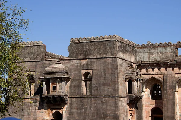 Vue rapprochée de Hindola Mahal, Mandu — Photo