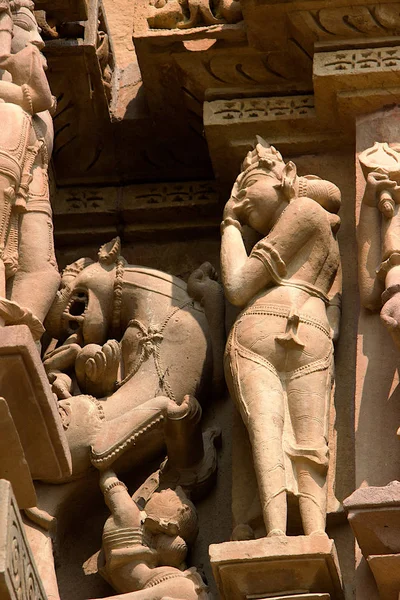 Rzeźba nieśmiałej damy, Khajuraho — Zdjęcie stockowe