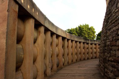 Stupa çevresindeki dairesel taş koridor Sanchi 'de, Madhya Pradesh' teki Bhopal yakınlarında, Hindistan, Asya