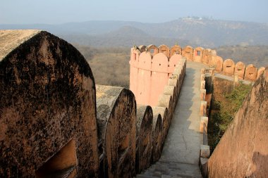 Jaigarh Sarayı 'nın tepesindeki taş geçit Jaipur, Rajasthan, Hindistan, Asya 