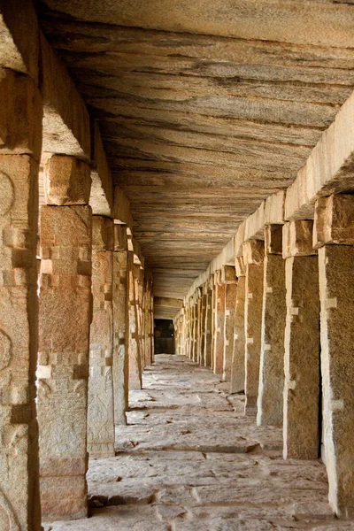 Vista Prospettiva Passaggio Con Tetto Pietra Pavimento Colonne Tempio Veerabhadreswara — Foto Stock