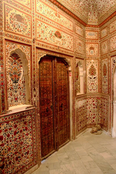 Bikaner, Rajasthan, Hindistan ve Asya 'daki Junagarh Kalesi' nde yüksek dekore edilmiş duvar ve kapı tasarımı