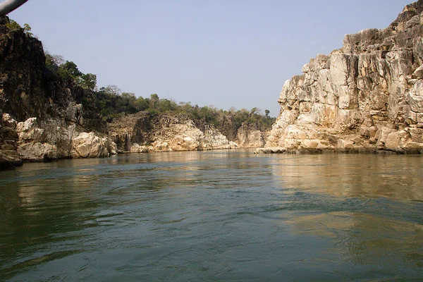 Madhya Pradesh, Hindistan ve Asya 'daki Jabalpur yakınlarındaki Bedaghat' taki Marble Kayaları kanatlı Narmada Nehri 'nin engin sularının manzarası.