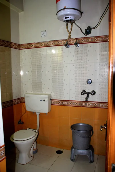 现代化浴室的内部景观 有梳妆台 间歇泉 瓷砖墙 地板和其他配件 免版税图库照片