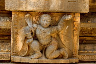 Melukote, Mandya, Karnataka, Hindistan ve Asya 'daki Rayara Gopura taş duvar panelinin görüntüsü