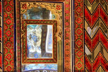 Udaipur, Rajasthan, Hindistan ve Asya 'daki Şehir Sarayı' nın duvarında renkli ve cesur bir çiçek tasarımı var.