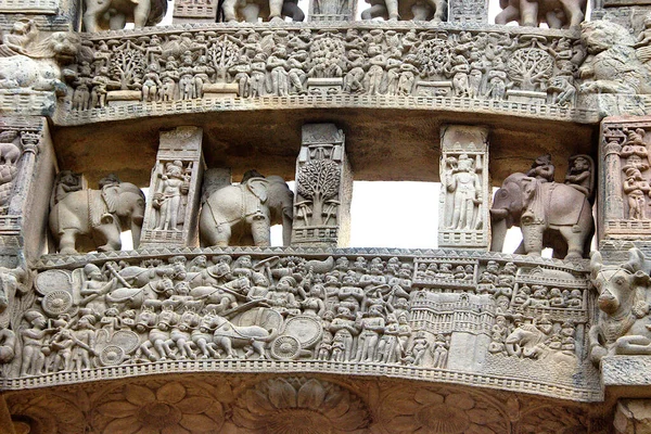 印度中央邦博帕尔附近桑奇的托拉纳雕塑中描绘的皇家和宗教生活 — 图库照片