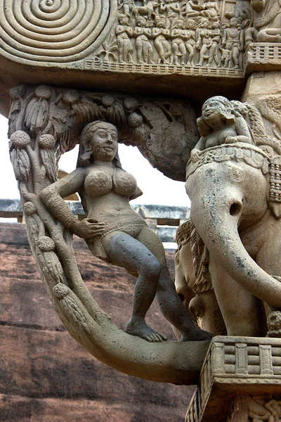 在印度中央邦博帕尔附近桑奇的Stupa的石柱顶部雕刻的关闭 图库图片