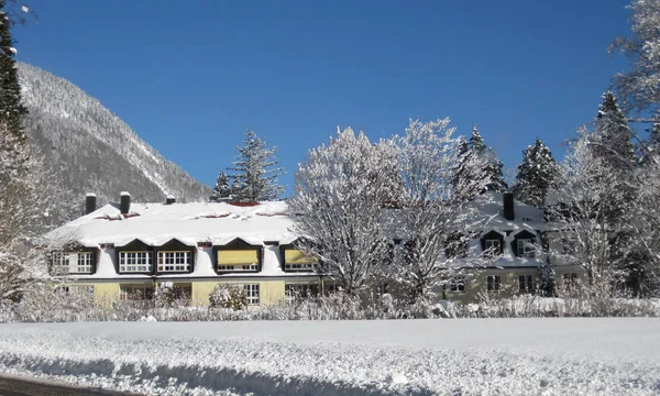 Vägen i snö och hus i vinterlandskap — Stockfoto