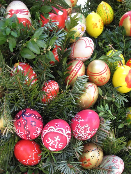 Sfondo con uova di Pasqua decorate da bambini — Foto Stock