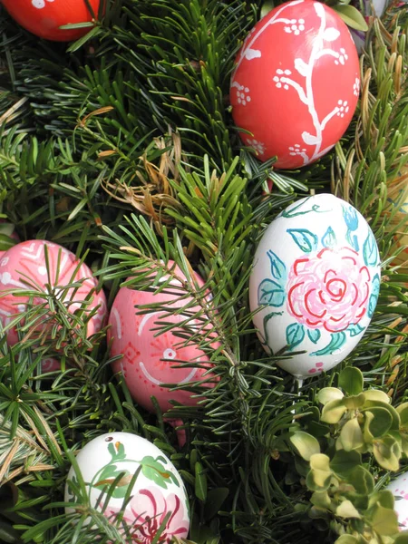 Fundo da Páscoa. Ovos de Páscoa decorados por crianças do tipo — Fotografia de Stock