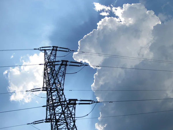 Hochspannungsmast am blauen Himmel. piding, Deutschland — Stockfoto