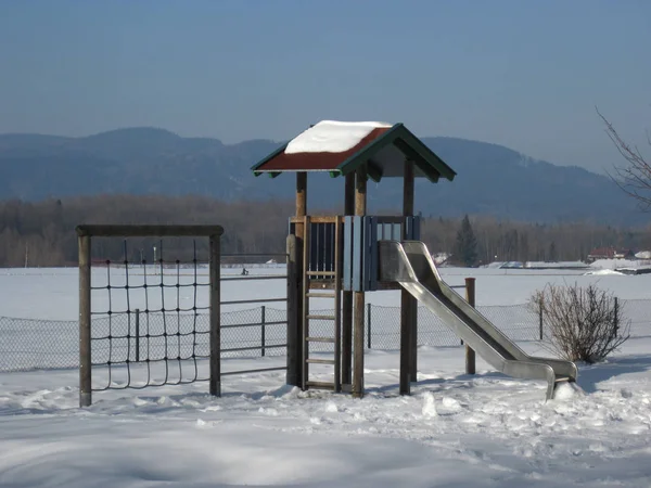 Aire de jeux pour enfants couverte de neige hivernale. Marzoll Allemagne — Photo