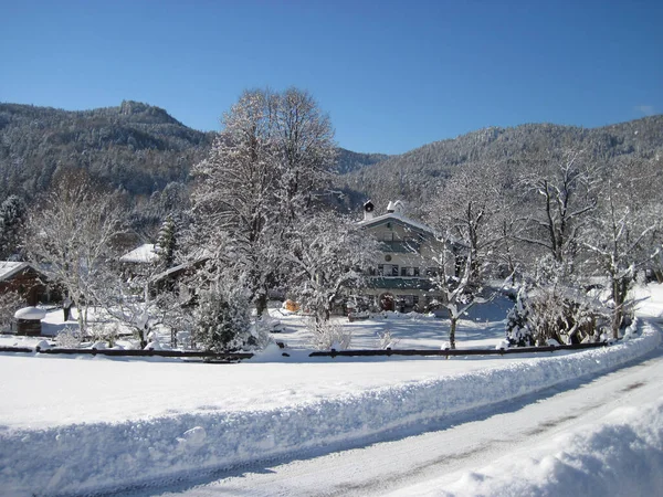Estrada na neve e casas na paisagem de inverno — Fotografia de Stock