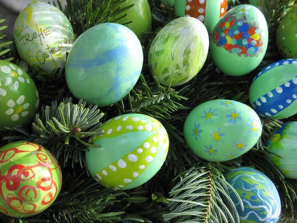 Sfondo con uova di Pasqua verdi decorate da bambini — Foto Stock