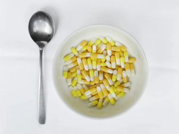 Cuenco Lleno Píldoras Medicinales Mantel Blanco — Foto de Stock