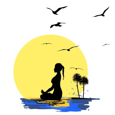 Genç bir kadın, plajda yoga yaparken okyanusa bakan bir palmiye ağacının yanında meditasyon yapıyor.