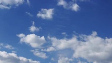 Timelapse haddeleme bulutlar. Bulut closeup ile mavi gökyüzü
