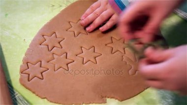 Kız kesme Noel kurabiyeleri hamur. Farklı şekiller kurabiye yapma Cook.