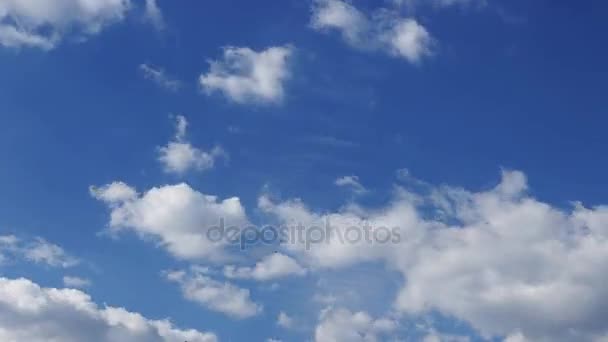Timelapse τροχαίο σύννεφα. Γαλάζιο του ουρανού με closeup σύννεφο — Αρχείο Βίντεο
