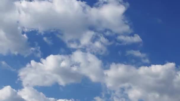 Timelapse τροχαίο σύννεφα. Γαλάζιο του ουρανού με closeup σύννεφο — Αρχείο Βίντεο