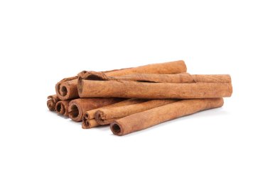 Beyaz arka plan üzerinde izole kabuk tarçın baharat