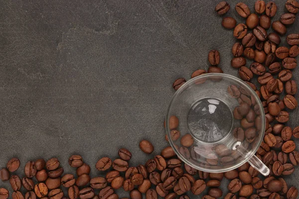 Tasse Kaffee auf Bohnen — Stockfoto