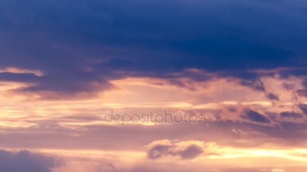 Anténa pan střílel nad mraky během krásný západ slunce time-lapse — Stock video